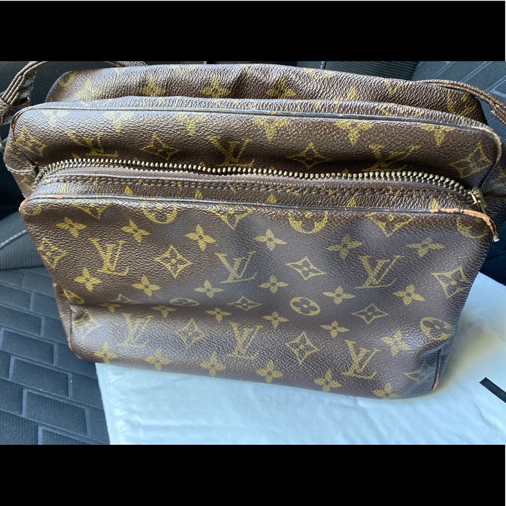 ✨Authentic Louis Vuitton✨
✨Proof of Authenticity ✨

1980s 
LV monogram Canvas